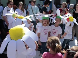 Pročitajte više o članku Cvjetna povorka prodefilirala gradom