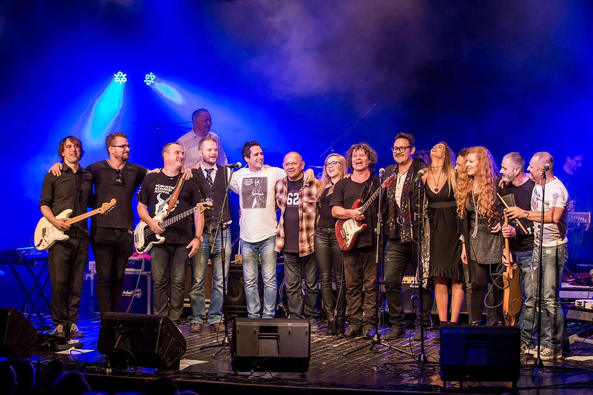 Trenutno pregledavate Izvrsni ritmovi rocka i bluesa na koncertu SI ROCK orkestra