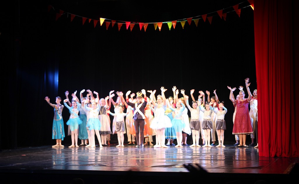 You are currently viewing Plesna predstava “Kositreni vonik” izvedena za učenike sisačkih osnovnih škola