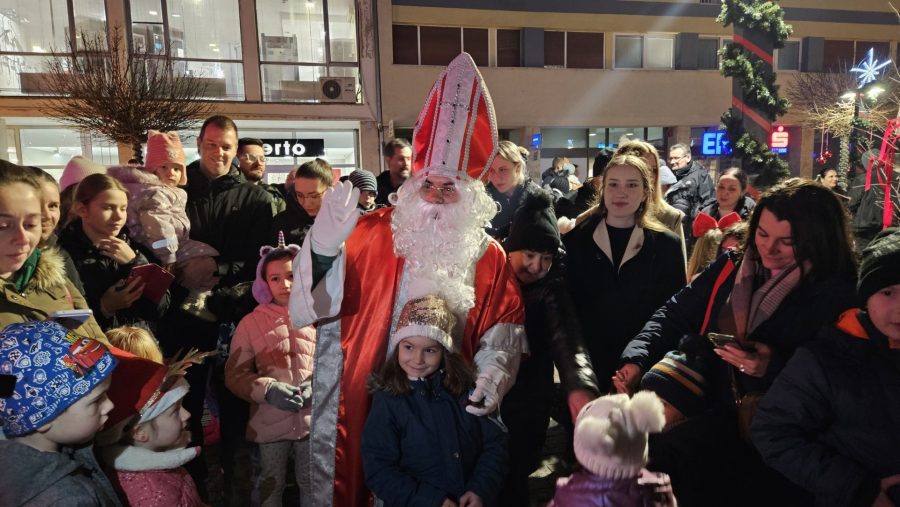 Pročitajte više o članku Dočekali smo Svetog Nikolu na Adventskom trgu