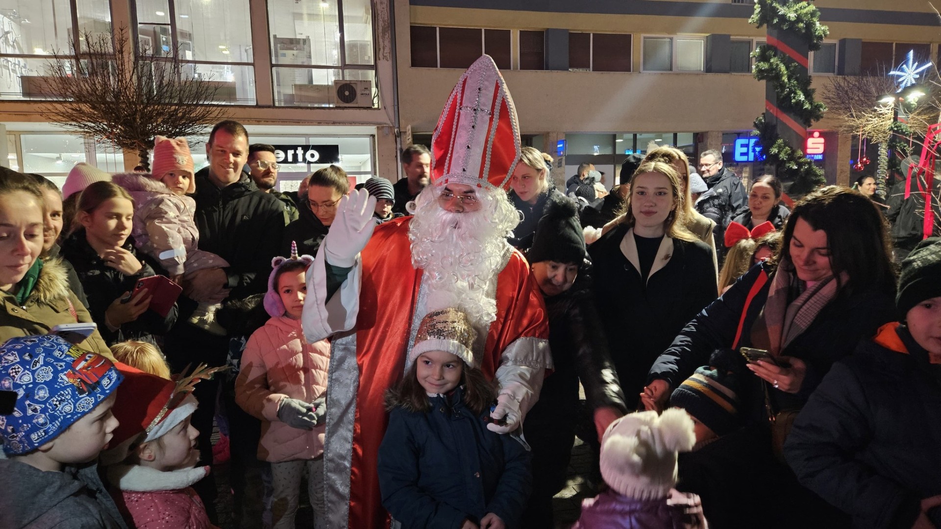 Trenutno pregledavate Dočekali smo Svetog Nikolu na Adventskom trgu