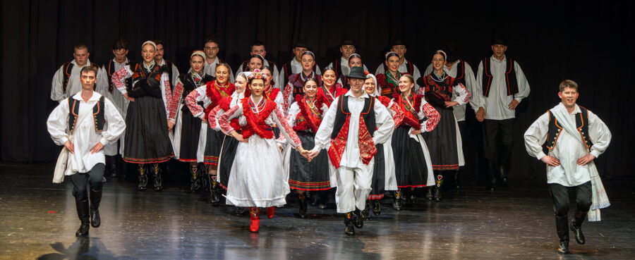 Pročitajte više o članku Zagrebački folklorni ansambl Dr.Ivan Ivančan održao program “Sjećanja i snatrenja”