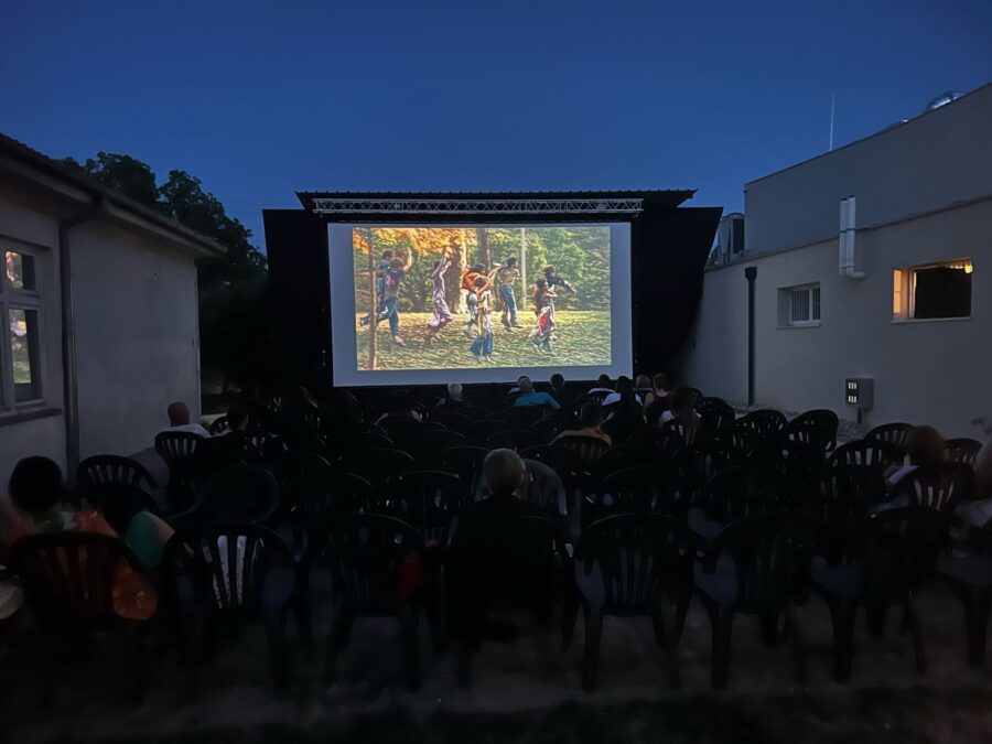 Pročitajte više o članku Kultnim filmom “Kosa” završeno Ljetno kino KULturnog ljeta KKVa