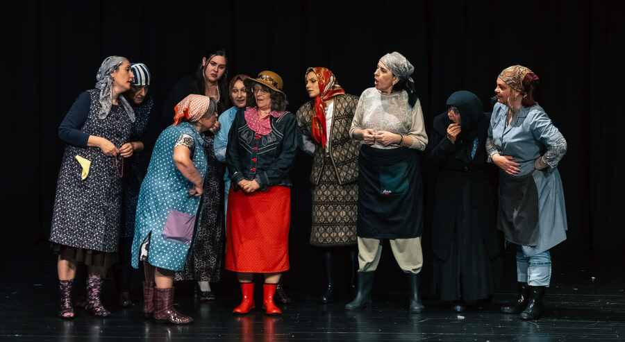 Pročitajte više o članku “Zemlja baka, bedaka i čudaka” zaigrala na daskama Kazališta 21