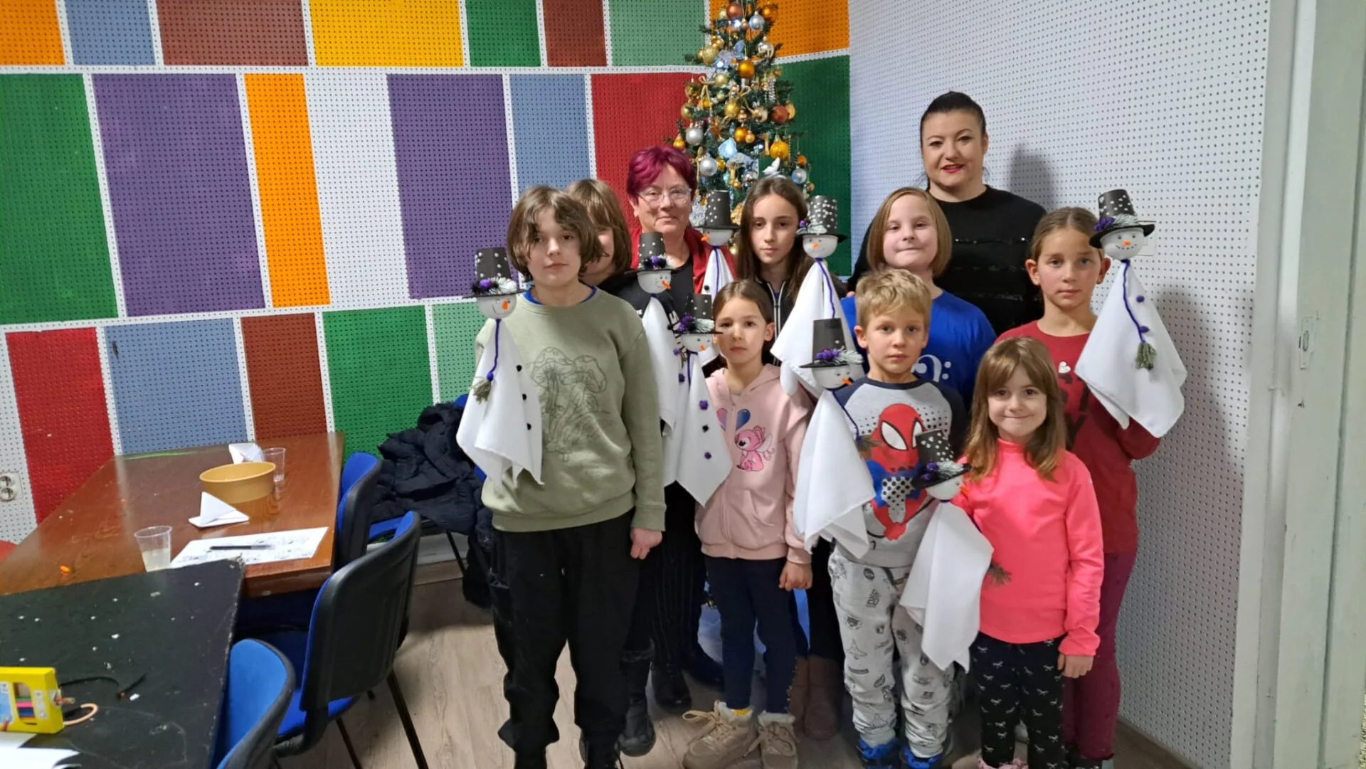 Trenutno pregledavate Mali kreativci izrađivali snjegovića na adventskoj radionici “Lutkasti Božić”
