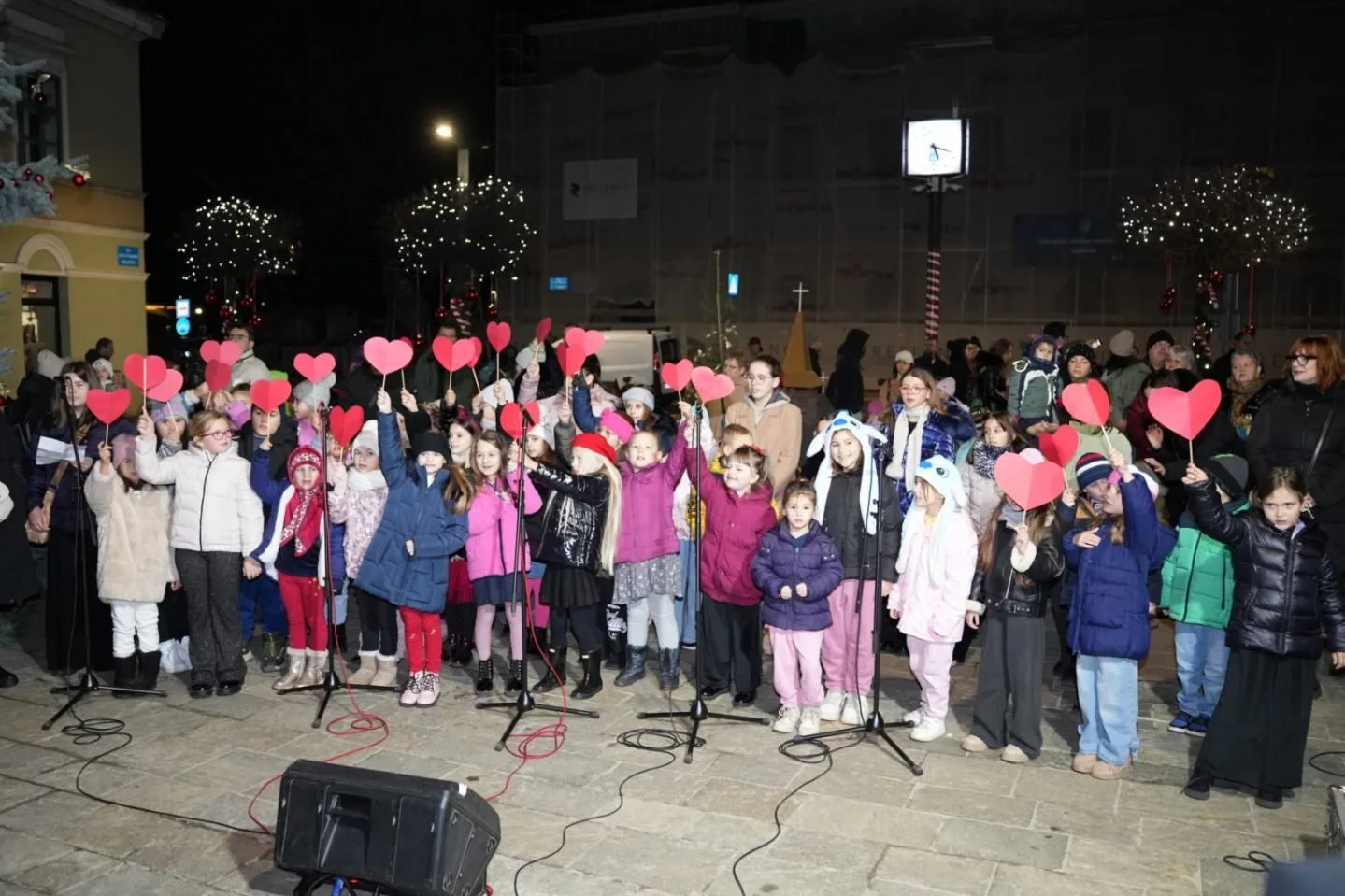 Trenutno pregledavate Upaljena prva adventska svijeća