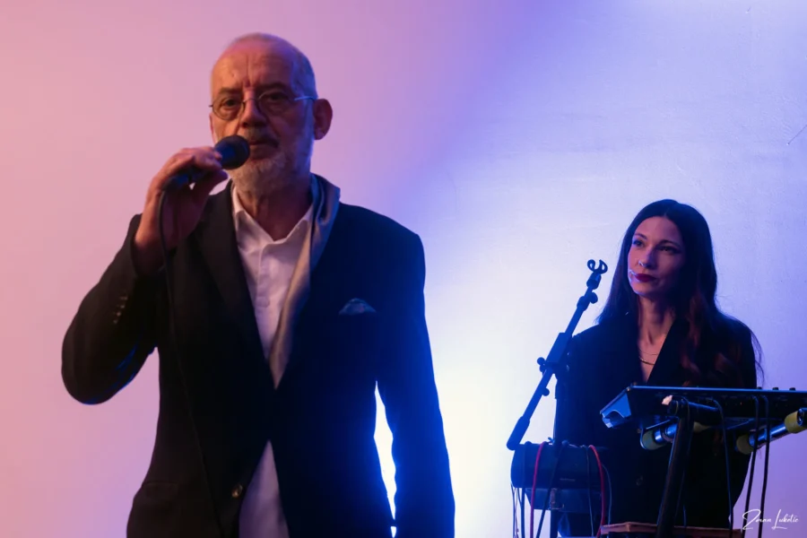 Pročitajte više o članku Posveta Tinu Ujeviću i Arsenu Dediću “San i ludilo” upriličena u Sisku