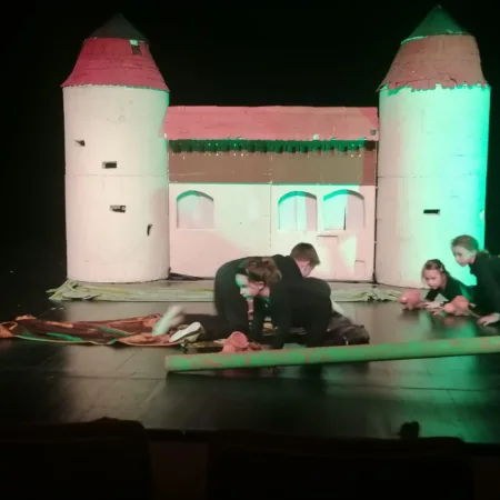 Mali lutkari smola 15 04 2026 01a