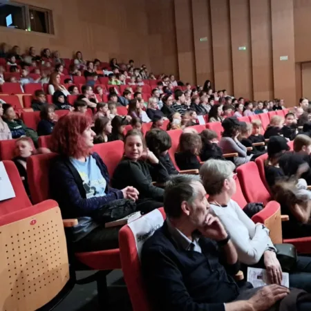 Mali lutkari smola 15 04 2026